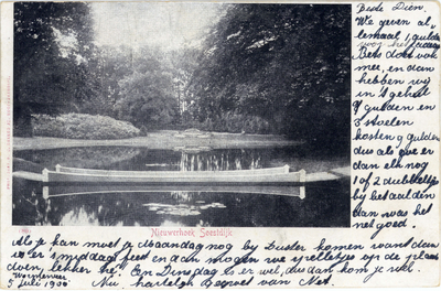 14372 Gezicht op de vijver met bruggetje in het park van het huis Nieuwerhoek (Vredehofstraat) te Soestdijk (gemeente ...